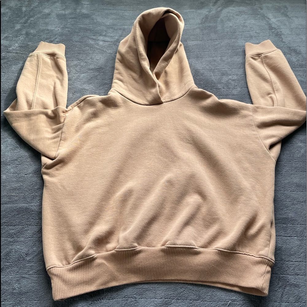 Slightly cropped hooded sweatshirt.